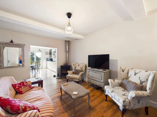 2 Bedroom Property in a Sought after Location. photo 4