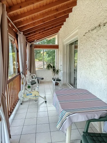 Discover this Pleasant Semi-Buried House on a Lovely Tree-Lined Plot of 2,243 m², Fenced photo 2