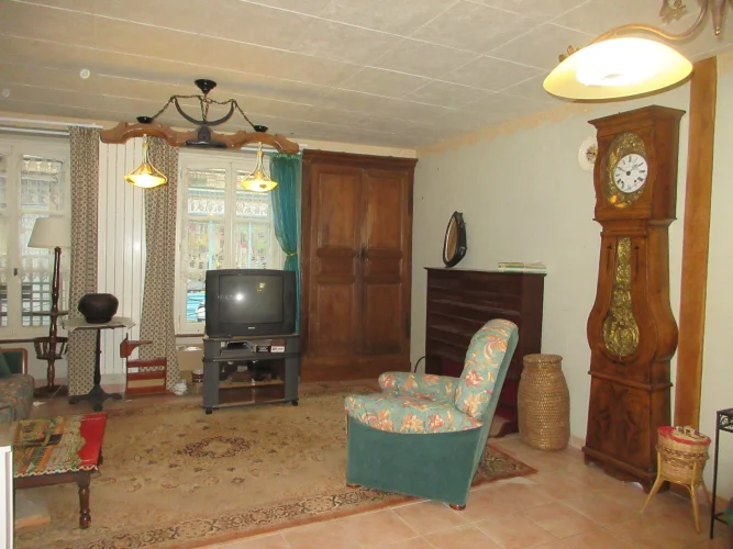 Charming Property in the Heart of Saint-Benoit-du-Sault photo 3