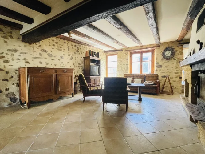 Charming Townhouse to Renovate with Barn and Garden photo 2