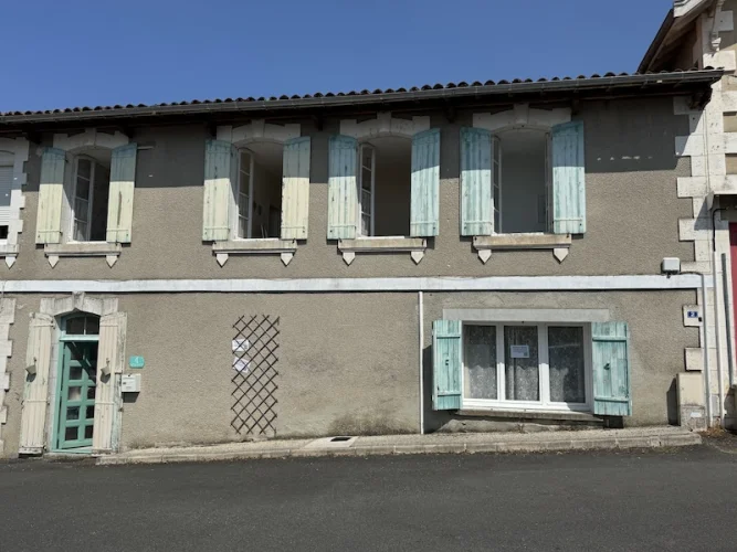 Three bedroom Townhouse with shared garden - Ideal for you holidays - you can walk to the shops
