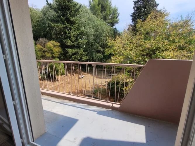 A Charming, Light-Filled Flat Measuring 67 M2 with a Balcony and Private Parking, in the Heart of Beziers. photo 2