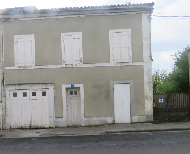House Comprising: Upstairs (98m² Apartment) + an