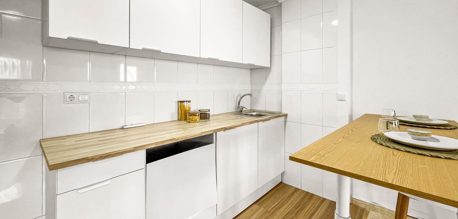Apartment for sale in Playa de los Locos, Torrevieja, Alicante photo 2