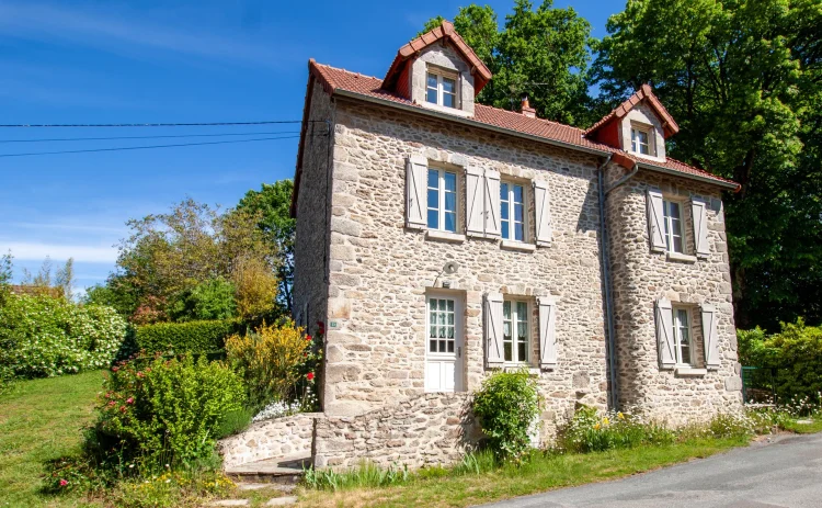 Superb Renovated Stone House with Barn and Land just a Stone's Throw from Guéret and Courtille photo 2