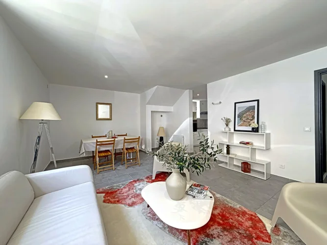 Three-Room Apartment for Sale in Cadenet