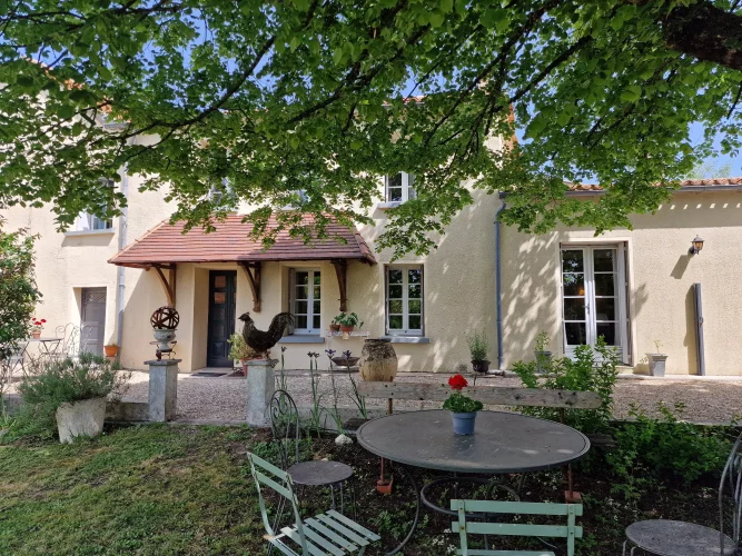Charming 4/5 Bedroom Village House with Lovely Garden