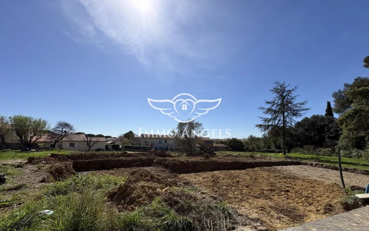 Rare 290 m² Buildable Lot in the Heart of a Sought-after Area photo 3