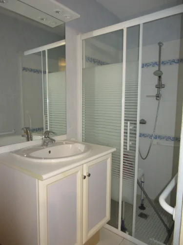 Spacious Property with a Showroom and 3 Garages! photo 5