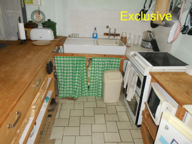 Priced to Sell Semi-Detached Town House. 2 Bedrooms. Garden. Requires Compete Renovation. photo 4