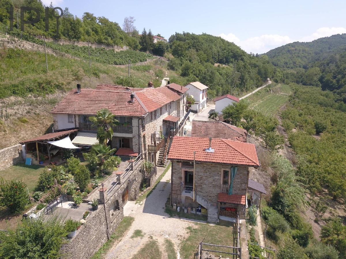 3 bedrooms country house, 300 m² Perletto, Cuneo (province)