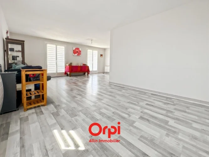 House with 4 Bedrooms in Domérat photo 4