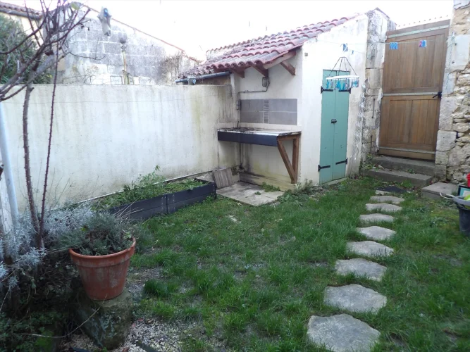 Characterful House with 2 Bedrooms and Garden in the Very Centre of Saint Savinien photo 3