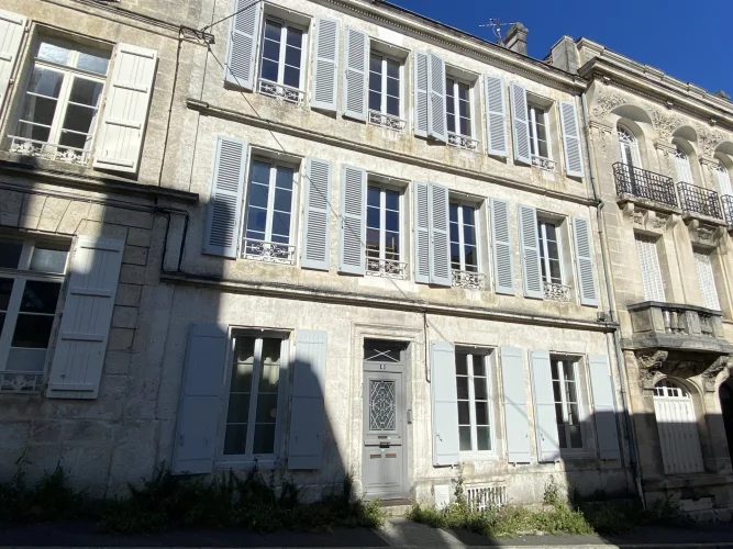 Angouleme Plateau Sud, Quiet Street for this Beautiful Bright F4 Apartment.