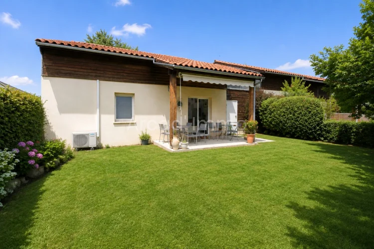 A Lovely 3-Bedroom House with a Garden in Eymet
