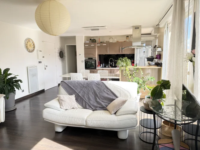 Lyon 8 Border, 4-Room Apartment, Top Floor with Terrace and Secure Parking photo 5