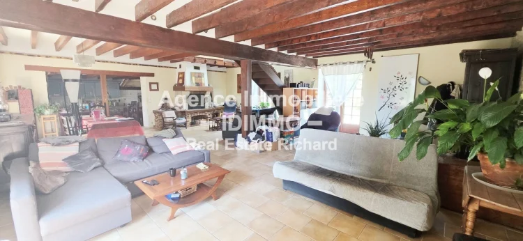 Farmhouse, 205 m², 5 Bedrooms, Cathedral Ceiling Living Room, 8,923 photo 3