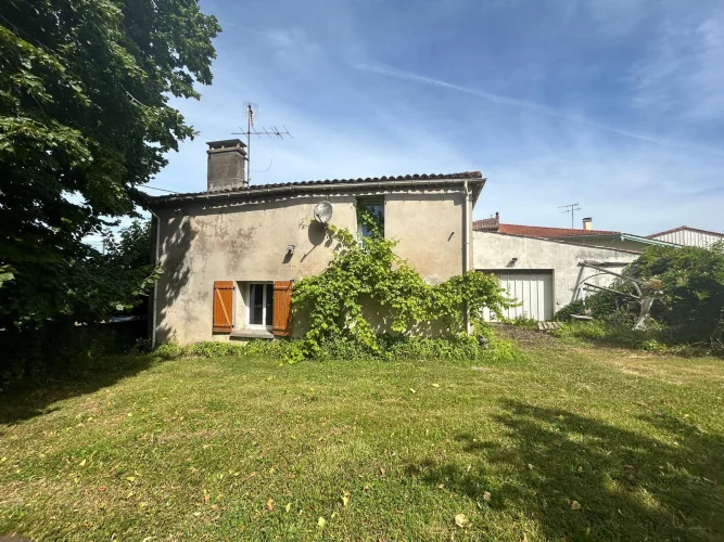 House to Renovate with 4 Bedrooms on a Plot of 628 m²