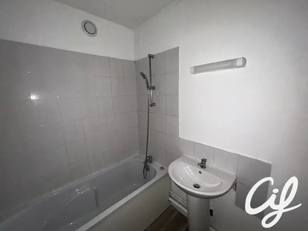 Apartment for sale in Sotteville Les Rouen — 2 bedrooms, 70 m² photo 5