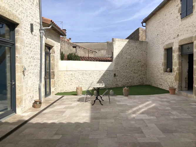 Superbly-Presented Stone Town House with Courtyard and Garage