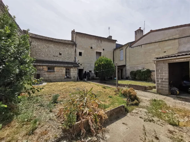 Superb Character Home in Loudun, 7 Rooms, 188 m²