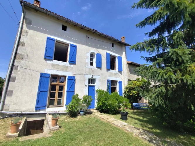 Pretty 3 Bedroom Cottage with Large Garden and Barn Close to Civray