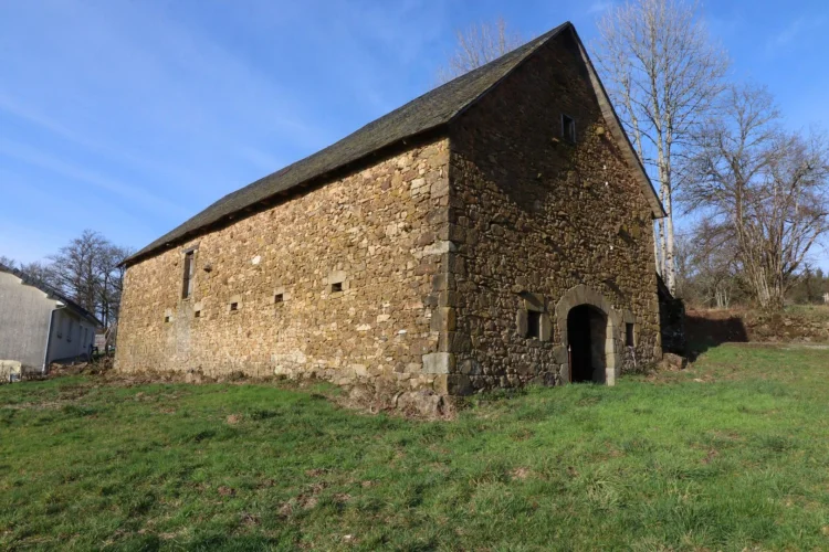 Correze. Near Neuvic. Beautiful Stone Barn with Land of 2 194m². — Agency: Agence Newton, Department: Corrèze (19), France