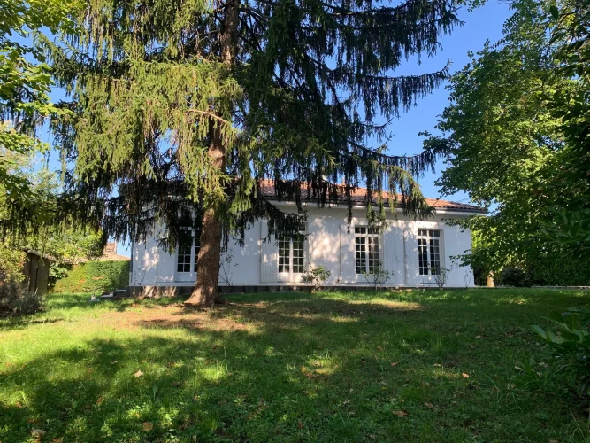 Exclusive Idb! Single-Story, 3-Bedroom House with Garden in the Heart of Sauveterre-De-Guyenne! photo 2