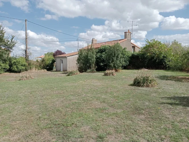 Detached Cottage with Massive Potential photo 2