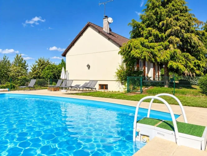 Huriel – Beautiful Renovated House, 4 Bedrooms, Pool and 1,900 m² of Land