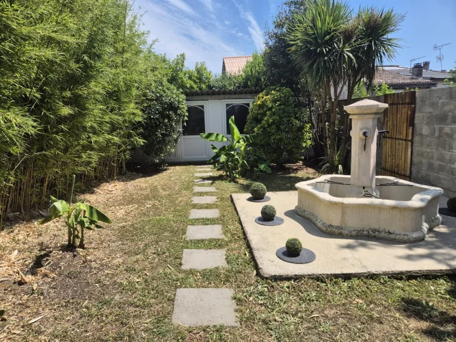 Townhouse of 105 m² of Living Space Offering Beautiful Volumes and Great Potential, with Garden! photo 3