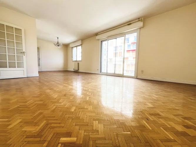Beautiful 3-Bedroom Apartment in the City Centre photo 2