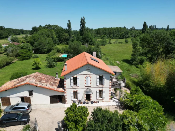 Spacious Detached House with Pool and River Frontage