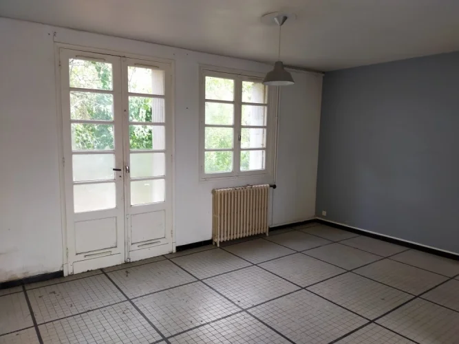 House on One Floor to Fully Renovate on a Fenced Plot of 400 m² Close to all Shops photo 3