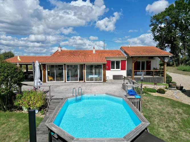 Charming Bungalow with Pool and Open Views photo 4