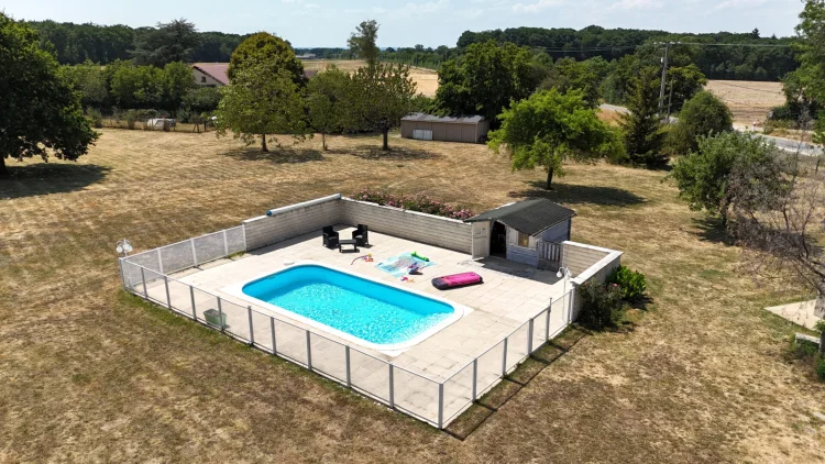 Indre - Rare Opportunity to Purchase 3 Homes in One. A Quality Rural Property with Pool and 2 Acres. photo 2