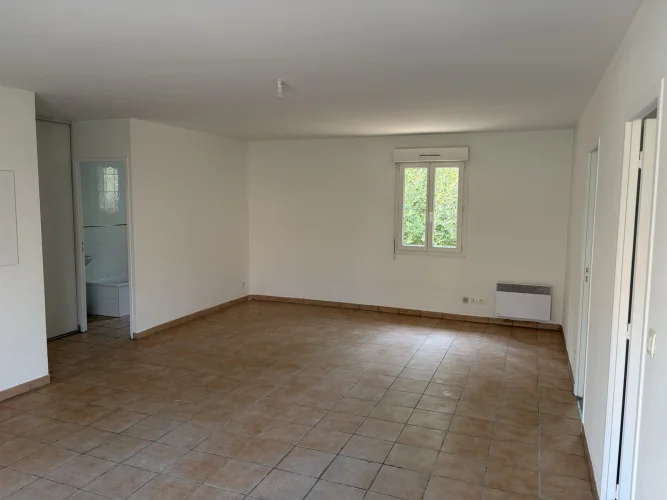 House T3 with Private Garden for Sale in Etauliers - Free of Occupants! photo 3