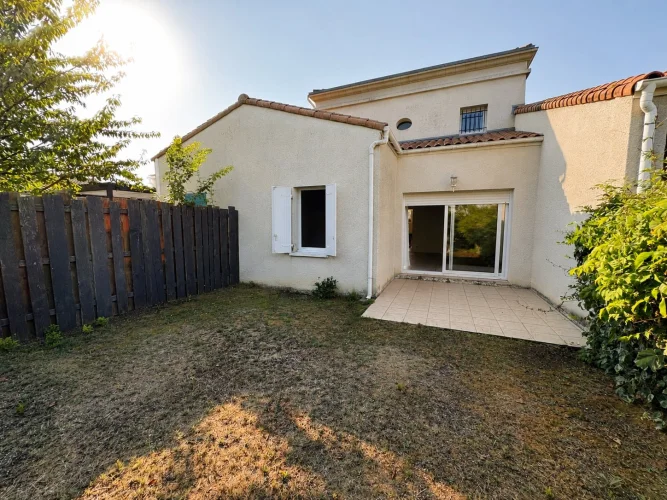 House with Garden Near Beaches and Shops