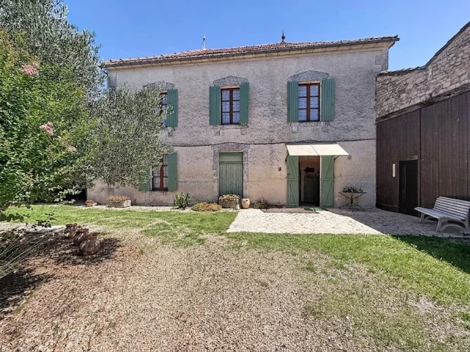 20KM North Angouleme Charming Charentaise House with Outbuildings