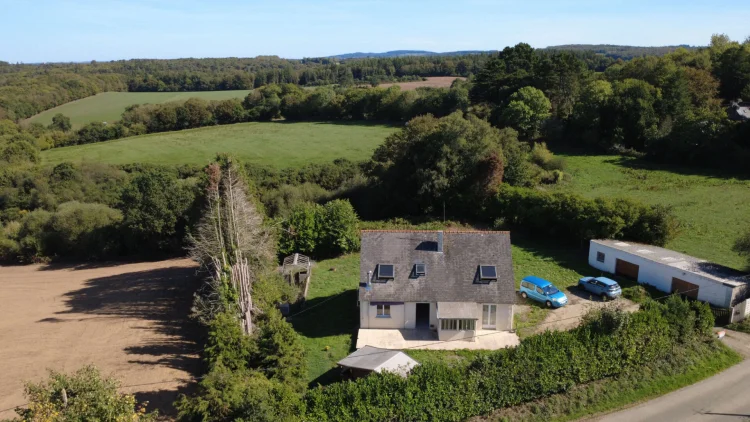 Finistère: Near Morlaix. Three Bed House of 130 m² with Workshop and 2.858 m² Garden, 30 Minutes from the Coast.