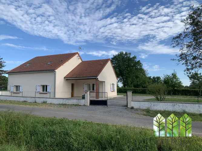 Modern 3-Bedroom Home with Enclosed Garden, Large Hanger & Field (7750m²)