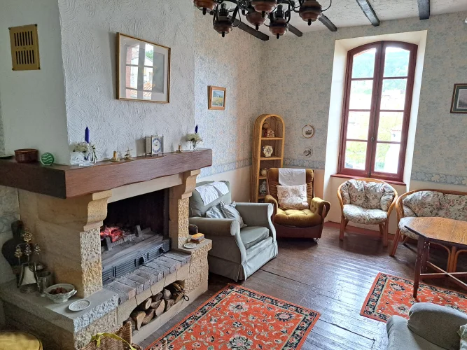 Large Family Home with Garden, Garage and Outbuildings photo 3