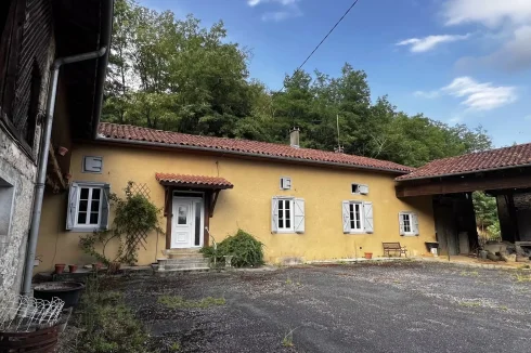 Charming Former Farmhouse with Pyrenean Views and 8,135 m² of Land