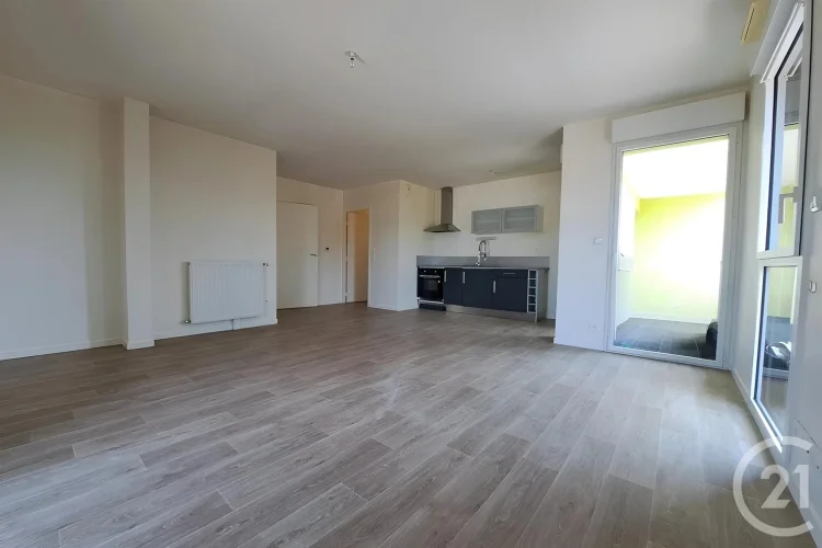 3-Room Apartment in Saint-Avé Town Center with Balcony and Parking