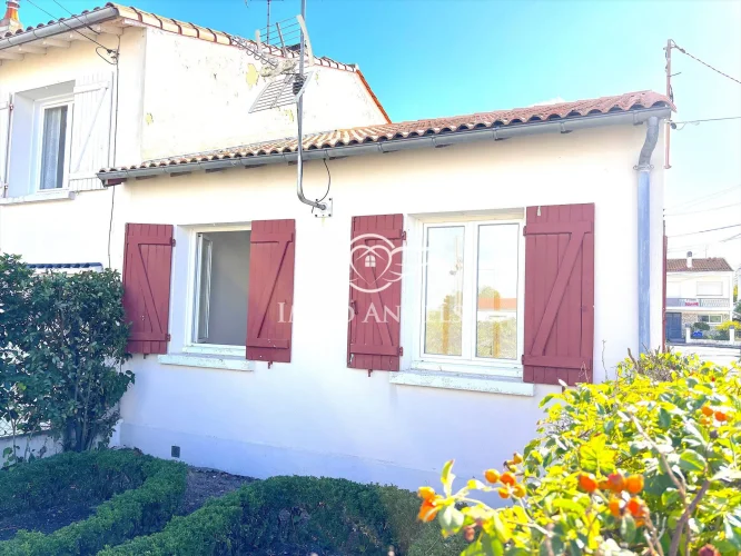 Single-Story House with Town Center and Beach Within Walking Distance photo 3