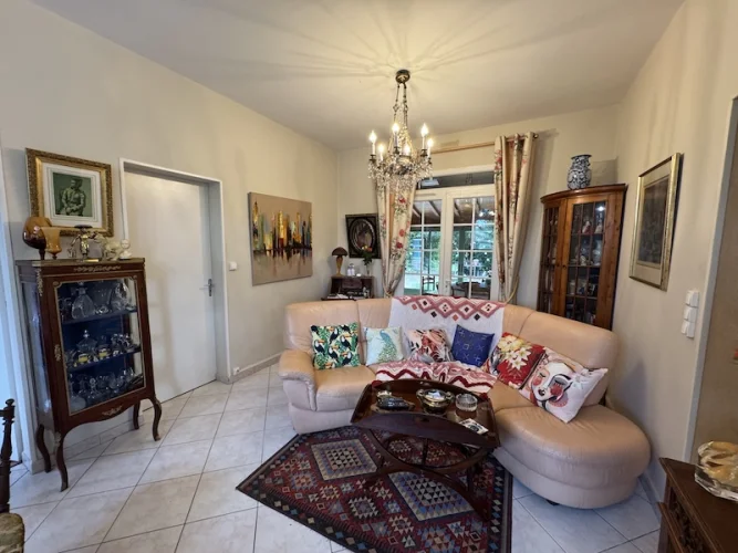 Detached bungalow with large garden, near the Town photo 3