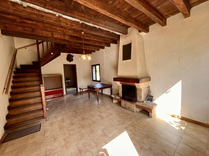 Razes: 6-Room House with Garages, Old Cellar and Garden photo 3