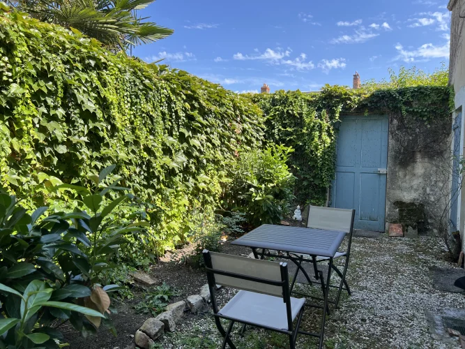 Three Storey Fin De Siècle Town House with Courtyard Garden photo 4