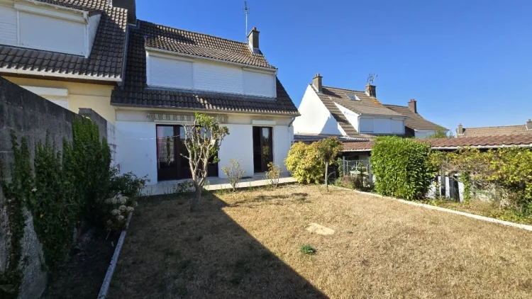 Ref 4025 - House with Garage and Garden in a Quiet Area
