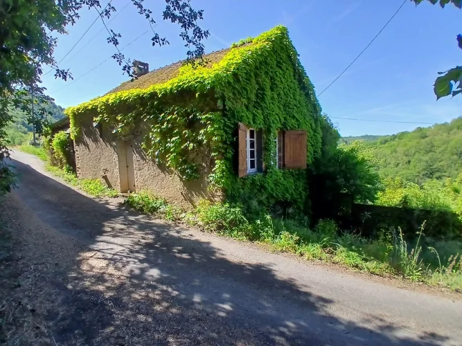 Charming House with Exceptional Views – Great Renovation Potential – 96 m²